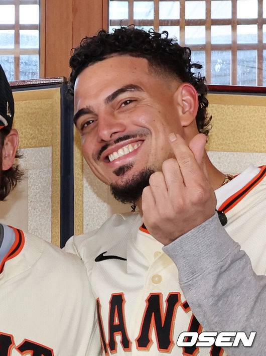 [OSEN=이대선 기자] 6일 서울 종로구 클래식고택 디토에서 미국 프로야구 메이저리그 베이스볼(MLB) 샌프란시스코 자이언츠 한국 방문 미디어데이가 열렸다. 이날 한국 문화 체험 행사에 샌프란시스코 자이언츠 이정후, 토니 비텔로 감독, 윌리 아다메스가 참석했다.윌리 아다메스가 포토타임을 가지고 있다. 2026.01.06 /sunday@osen.co.kr