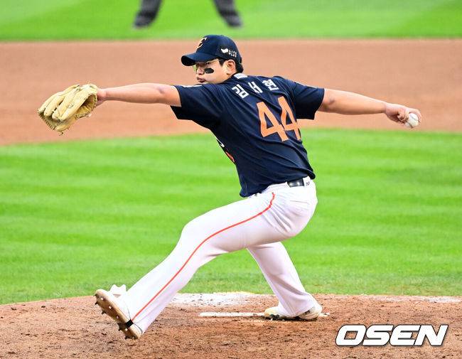 [OSEN=잠실, 지형준 기자] 한 달 가까이 쉰 정규시즌 1위팀이 한국시리즈 1차전에서 이렇게 맹타를 휘두른 경기가 있었나. LG가 시리즈 기선을 제대로 제압하고 우승확률 73.2%를 따냈다.&nbsp;프로야구 LG 트윈스는 26일 서울 잠실구장에서 열린 2025 신한 SOL뱅크 KBO 한국시리즈(7전 4선승제) 한화 이글스와의 1차전에서 8-2로 승리했다.&nbsp;정규시즌 1위 LG는 시리즈 기선제압에 성공하며 우승확률 73.2%(41번 중 30번)를 차지했다. 반면 2위 한화는 플레이오프에서 삼성 라이온즈를 3승 2패로 제압하고 2006년 이후 19년 만에 한국시리즈 무대를 밟았지만, 첫 술에 배를 불리지 못했다. LG는 2023년 이후 2년, 한화는 1999년 이후 26년 만에 우승에 도전한다.&nbsp;8회말 2사에서 한화 김서현이 역투하고 있다. 2025.10.26 /jpnews@osen.co.kr