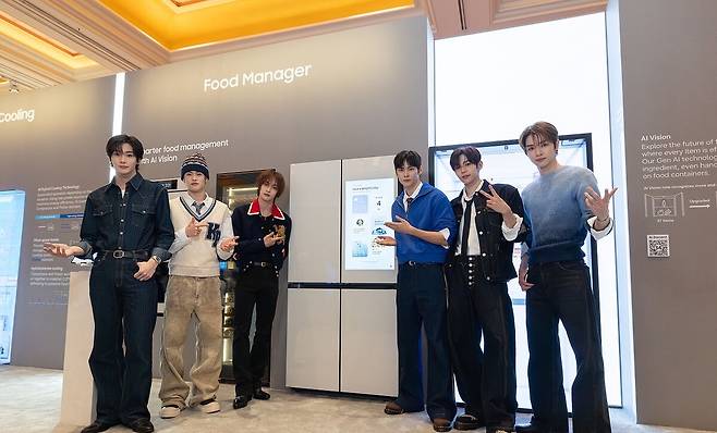 K팝 아티스트 라이즈(RIIZE)가 삼성전자 '더 퍼스트룩' 단독 전시관에서 구글의 최신 AI 모델 '제미나이(Gemini)'를 탑재한'비스포크 AI 패밀리허브' 냉장고를 소개하고 있다.