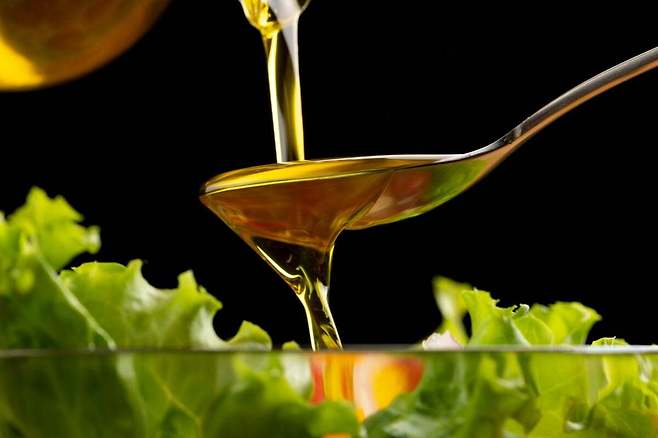 올리브오일은 어떤 제품을 고르느냐보다, 어떻게 보관하고 어떤 요리에 쓰느냐가 건강을 좌우하는 대표적인 식재료다. 게티이미지