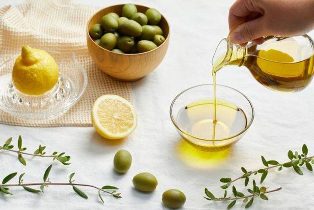 올리브오일 소비가 일상화된 지금, 건강을 위한 선택이 오히려 건강을 해치지 않도록 하는 ‘사용의 디테일’이 그 어느 때보다 중요해지고 있다. 게티이미지