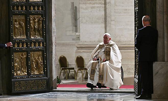 가톨릭교회가 25년마다 기념하는 이번 ‘희년’에는 두 명의 교황이 재위했다. 2024년 12월24일 희년을 시작한 프란치스코 교황의 모습.&nbsp;바티칸=AP연합