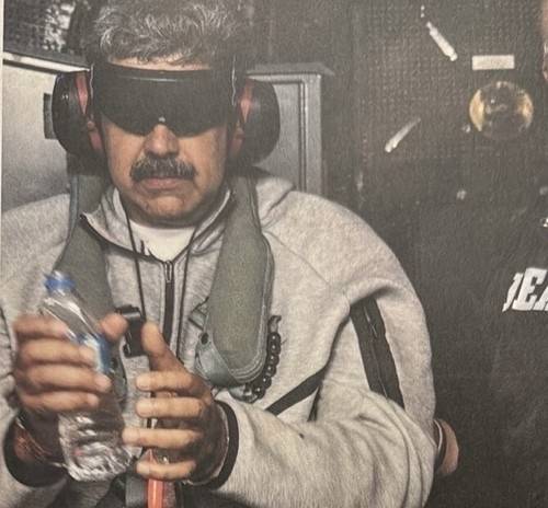 도널드 트럼프 미국 대통령이 3일(현지시간) 자신의 SNS 트루스소셜에 공개한 니콜라스 마두로 베네수엘라 대통령의 모습. 미군이 공중·해상 통제 아래 기습 작전을 벌여 마두로 대통령을 체포한 뒤 촬영된 사진으로, 작전이 계획대로 마무리됐음을 상징적으로 보여준다. 트럼프 트루스소셜 계정 캡처·연합뉴스