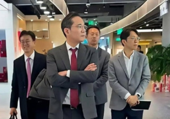 중국 베이징 쇼핑몰을 둘러 보고 있는 이재용 삼성전자 회장.연합뉴스