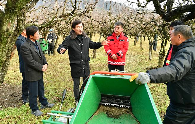 조현일 시장(왼쪽 두번째)이 산불 예방을 위해 영농부산물 파쇄 작업 현장을 찾아 운영 상황을 점검하고 있다. ⓒ경산시 제공