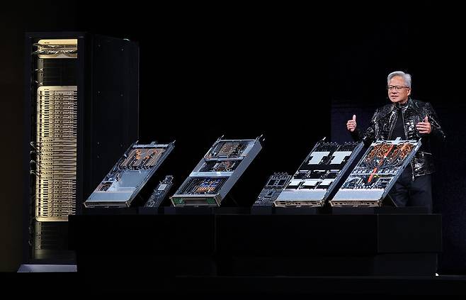 5일(현지시간) 젠슨 황 엔비디아 CEO가 미국 네바다주 라스베이거스 퐁텐블로 호텔에서 열린 엔비디아 CES 2026 라이브에서 차세대 그래픽처리장치(GPU)루빈 GPU를 선보이고 있다. &copy;연합뉴스