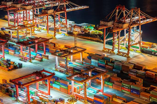 제3회 부산진해경제자유구역(BJFEZ) 홍보사진 공모전 은상 수상작인 이성우 씨의 '꺼지지않는 불빛' ⓒ부산진해경제자유구역청 제공