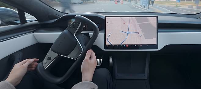 11월12일 테슬라코리아가 공개한 테슬라 차량이 완전자율주행(FSD) 기능을 통해 국내 실도로를 시험주행하는 모습 ⓒ테슬라코리아 X 캡처