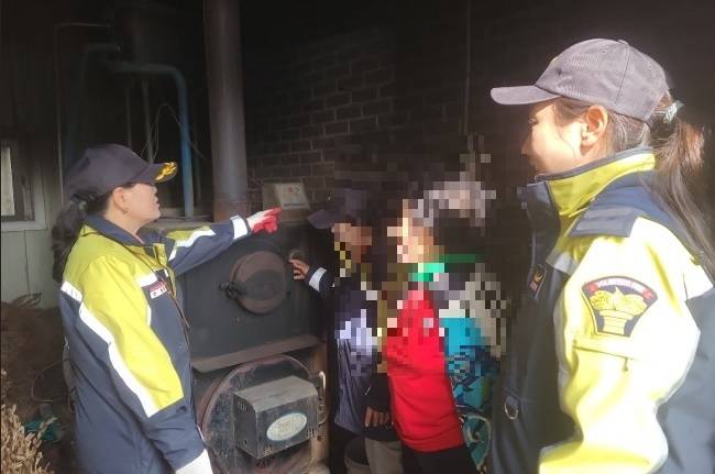 충남 의용소방대가 겨울 한파 대비 취약 계층 돌봄 활동을 하고 있다, ⓒ충남도 제공