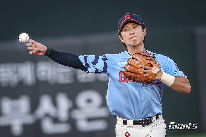 롯데 전민재가 지난해 8월 7일 사직구장에서 열린 KIA전 도중 송구하고 있다. 사진제공｜롯데 자이언츠