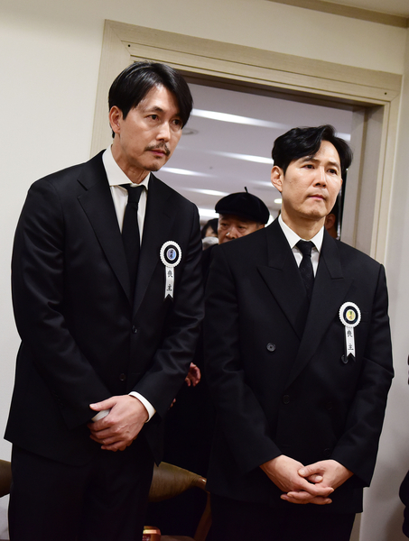 故 안성기의 서울 성모병원빈소에서 배우 정우성(왼쪽), 이정재가 조문객을 맞이하고 있다. 사진공동취재단