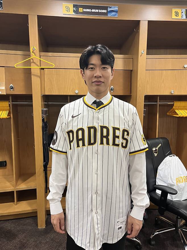 자신의 이름이 써진 라커 아래에서 샌디에이고 유니폼을 입고 있는 송성문. 어썸스포츠 제공