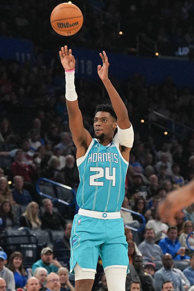 브랜든 밀러가 6일 미국 오클라호마주 오클라호마시티의 페이컴 센터에서 열린 오클라호마시티 선더와 2025~2026 미국프로농구 정규리그 원정 경기에서 슛을 던지고 있다.  오클라호마시티 | AP연합뉴스