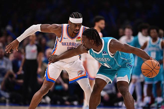 샤이 길저스-알렉산더(왼쪽)가 6일 미국 오클라호마주 오클라호마시티의 페이컴 센터에서 열린 샬럿 호니츠와 2025~2026 미국프로농구 정규리그 홈경기에서 상대 선수를 수비하고 있다.  오클라호마시티 | AFP연합뉴스