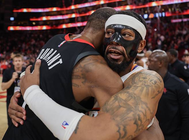 케빈 듀란트(왼쪽)가 6일 미국 텍사스주 휴스턴의 도요타 센터에서 열린 피닉스 선스와 2025~2026 미국프로농구 정규리그 홈경기에서 승리한 뒤 피닉스의 조던 굿윈과 포옹하고 있다.    휴스턴 | Imagn Images연합뉴스