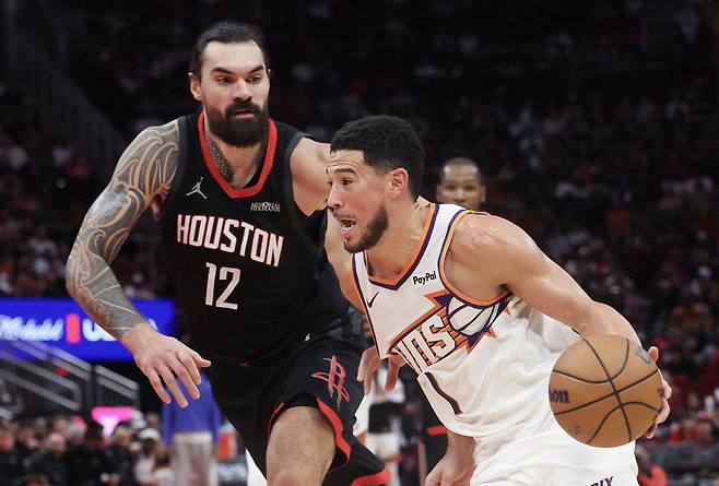데빈 부커(오른쪽)가 6일 미국 텍사스주 휴스턴의 도요타 센터에서 열린 2025~2026 미국프로농구 정규리그 원정 경기에서 돌파를 시도하고 있다.  휴스턴 | Imagn Images연합뉴스