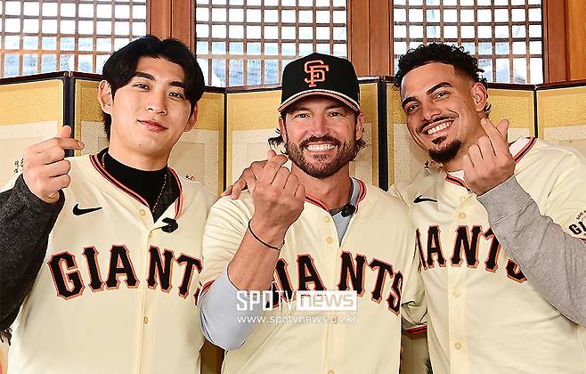 ▲ 이정후와 토니 바이텔로 감독, 윌리 아다메스 ⓒ곽혜미 기자