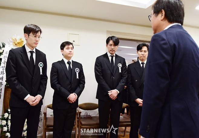 [서울=뉴시스] 사진공동취재단 = 최휘영 문화체육관광부 장관이 5일 서울 서초구 서울성모병원 장례식장에 마련된 배우 안성기의 빈소에서 조문한 뒤 고인의 아들과 인사하고 있다. 오른족 두 번째부터 배우 정우성, 이정재. 2026.01.05. photo@newsis.com /사진=