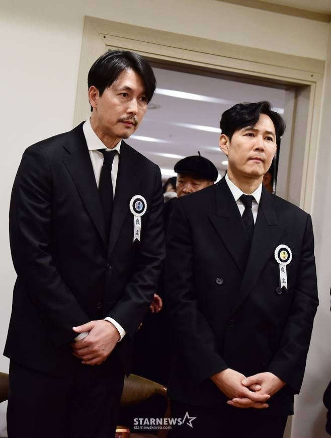故안성기 상주 역할하는 정우성-이정재[★포토]