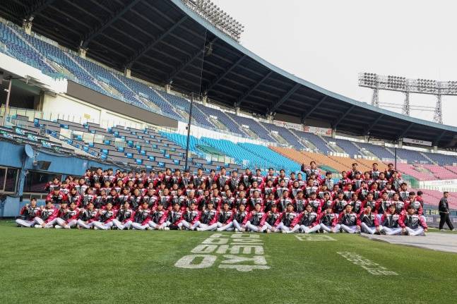 LG 선수단이 6일 서울 잠실야구장에서 열린 2026년 LG 트윈스 신년 인사회에 참석해 기념 사진을 찍고 있다. /사진=LG 트윈스 제공