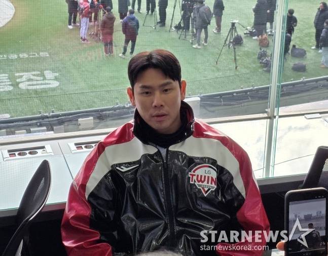 LG 홍창기가 6일 서울 잠실야구장에서 열린 '2026 LG 트윈스 신년 인사회'에 앞서 취재진과 인터뷰에 응했다. /사진=김동윤 기자