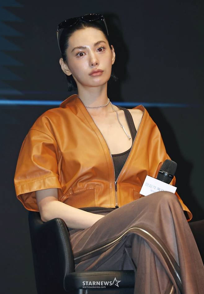 배우 나나가 2일 오후 서울 광진구 예스24라이브홀에서 진행된 영화 '전지적 독자 시점' 쇼케이스에서 포즈를 취하고 있다.   10년 이상 연재된 소설이 완결된 날 소설 속 세계가 현실이 된 세상에서 유일한 독자였던 ‘김독자’가 소설의 주인공 ‘유중혁’과 동료들과 함께 멸망한 세계에서 살아남기 위한 펼치는 이야기를 그린 판타지 액션 영화 '전지적 독자 시점’은 오는 23일 개봉한다. /2025.07.02 /사진=이동훈 photoguy@