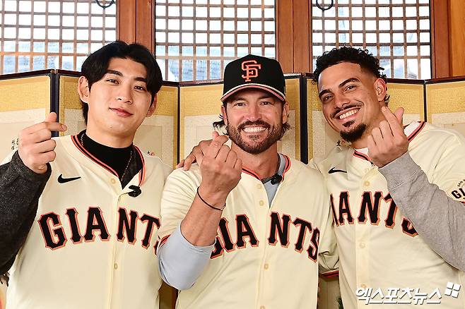 미국 샌프란시스코 자이언츠의 (왼쪽부터) 이정후, 토니 비텔로 감독, 윌리 아다메스가 6일 서울 종로구 클래식고택 디토에서 열린 소속팀 샌프란시스코 방한 행사에 참석했다. 비텔로 감독과 아다메스는 이정후와 함께 비빔밥 만들기, 삼겹살 굽기 등에 도전했다. 넷플릭스 예능 '흑백요리사' 등으로 잘 알려진 스타 셰프 최현석과 만족스러운 한끼를 즐겼다. 식사를 마친 뒤에는 비석치기, 달고나 만들기에 나섰다. 아다메스, 비텔로 감독은 물론 이정후까지 승부욕을 불태우면서 즐거운 시간을 보냈다. 샌프란시스코는 오는 7일 오후 경기도 이천에 있는 LG 트윈스의 2군 훈련장 LG챔피언스파크에서 휘문고등학교, 덕수고등학교 선수 60여 명을 초청해 클리닉을 진행한다. 종로구, 박지영 기자
