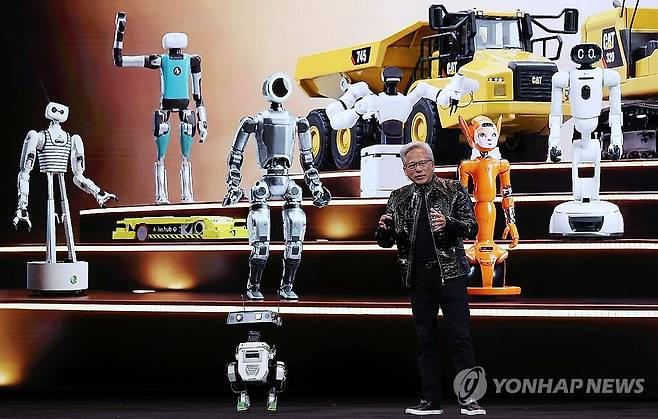 로봇과 함께 기조연설하는 젠슨 황 (라스베이거스=연합뉴스) 김성민 기자 = 젠슨 황 엔비디아 CEO가 5일(현지시간) 미국 네바다주 라스베이거스 퐁텐블로 호텔에서 열린 엔비디아 CES 2026 라이브에서 로봇과 함께 기조연설을 하고 있다. 2026.1.62026.1.6 ksm7976@yna.co.kr