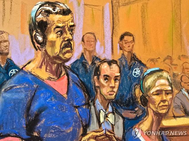 미 법정 출석한 마두로 베네수 대통령(가운데)과 부인 [뉴욕 AFP=연합뉴스. 재판매 및 DB 금지]