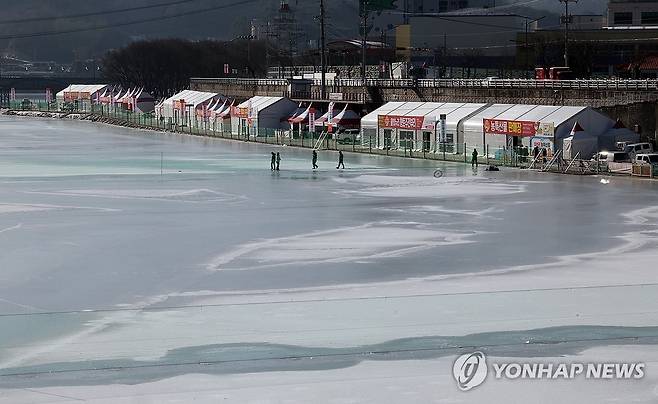 꽁꽁 얼어붙은 화천산천어축제장 (화천=연합뉴스) 이상학 기자 = 화천산천어축제 개막(10일)을 앞둔 6일 축제장인 화천읍 화천천이 꽁꽁 얼어붙어 있다. 2026.1.6 hak@yna.co.kr