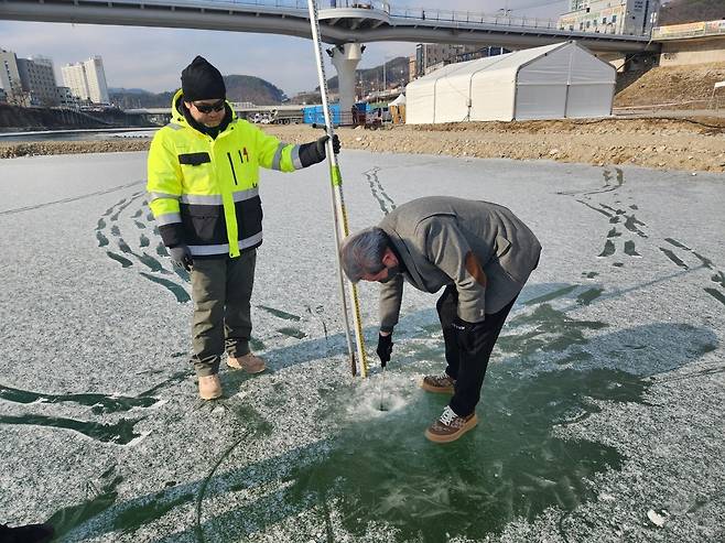 홍천강 꽁꽁축제장 얼음두께 측정하는 전명준 홍천문화재단 이사장 [홍천문화재단 제공.재판매 및 DB 금지]