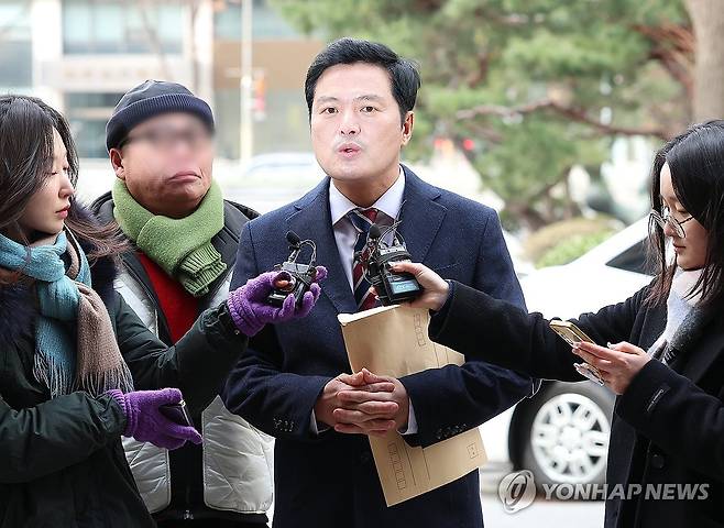 질문에 답변하는 김태우 전 강서구청장 (서울=연합뉴스) 김주형 기자 = 김태우 전 강서구청장이 6일 서울 마포구 서울경찰청 광역수사단에서 고발인 조사를 받기에 앞서 취재진의 질문에 답변하고 있다.
    김 전 강서구청장은 더불어민주당에서 제명된 강선우 의원의 '공천헌금' 의혹을 공직선거법 위반 등의 혐의로 고발했다. 2026.1.6 kjhpress@yna.co.kr