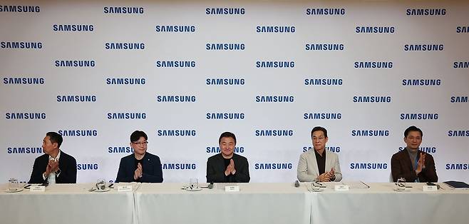 기자간담회 참석한 노태문 대표이사 (라스베이거스=연합뉴스) 김성민 기자 = CES 개막을 하루 앞둔 5일(현지시간) 노태문 삼성전자 대표이사 사장을 포함한 임원들이 기자간담회에 참석해 있다. 왼쪽부터 이원진 글로벌마케팅실장, 용석우 영상디스플레이사업부장, 노 대표이사, 김철기 생활가전사업부장, 임성택 한국총괄장. 2026.1.6
    ksm7976@yna.co.kr
(끝)