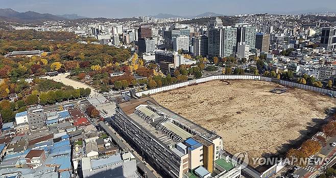 종묘 앞, 세운4구역 앞날은 (서울=연합뉴스) 이진욱 기자 = 국가유산청이 유네스코 세계유산인 종묘 인근 세운4구역 재개발 사업에 문제를 제기한 데 대해 이 일대 토지주들이 "국가유산청이 재개발을 불가능하게 한다면 부당한 행정 행위에 대한 책임을 물어 손해배상·직권남용 등 민형사상의 책임을 물을 것"이라며 반발했다. 사진은 11일 서울 종묘와 세운4구역 모습. 2025.11.11 cityboy@yna.co.kr