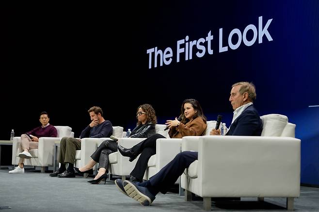 AI 시대 보안과 개인정보보호 강조한 삼성 기술 포럼 삼성전자가 5일 세계 최대 전자 전시회 CES 2026에서 '삼성 기술 포럼(Samsung Tech Forum)'을 열고 개인의 일상을 지키는 보안 기술의 중요성과 원리에 대해 논의했다. (왼쪽부터) 삼성전자 AI 플랫폼센터 백신철 그룹장, 글로벌 AI 자문가 잭 카스(Zack Kass), 퓨처 투데이 전략 그룹(Future Today Strategy Group) CEO 에이미 웹(Amy Webb), 오픈 머신(Open Machine) CEO 앨리 K. 밀러(Allie K. Miller), 에델만 CEO 리차드 에델만(Richard Edelman) [삼성전자 제공. 재판매 및 DB 금지]