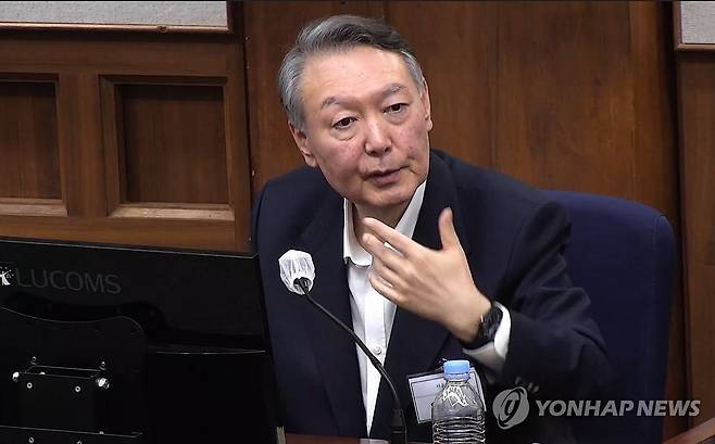 재판에서 발언하는 윤석열 전 대통령 (서울=연합뉴스) 윤석열 전 대통령이 29일 서울 서초구 서울중앙지법에서 열린 내란 우두머리 혐의 속행 공판에 출석해 발언하고 있다. 2025.12.29 [서울중앙지법 제공. 재판매 및 DB금지] photo@yna.co.kr