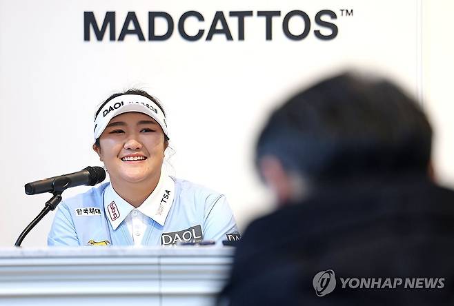 유해란, 2026시즌 앞두고 (서울=연합뉴스) 류영석 기자 = 미국여자프로골프(LPGA) 투어에서 활약 중인 유해란이 6일 서울 강남구 매드캐토스 컨트리클럽 플래그십스토어에서 취재진 질문에 답변하고 있다. 2026.1.6 ondol@yna.co.kr