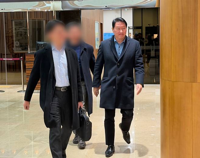 중국 출장 후 귀국하는 최태원 SK그룹 회장 (서울=연합뉴스) 강태우 기자 = 최태원 SK그룹 회장이 6일 2박 3일간의 중국 출장을 마치고 서울 강서구 서울김포비즈니스항공센터(SGBAC)를 통해 입국하고 있다. 2026.1.6 burning@yna.co.kr