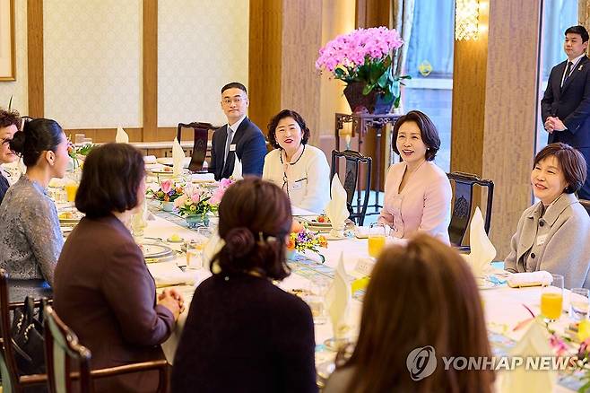 김혜경 여사, 재중 한인 여성활동가 초청 간담회 (베이징=연합뉴스) 한상균 기자 = 이재명 대통령과 중국을 방문 중인 김혜경 여사가 6일 베이징 조어대에서 재중 한인 여성활동가들과 오찬 간담회를 하고 있다. 2026.1.6 [공동취재 제공. 재판매 및 DB 금지] xyz@yna.co.kr