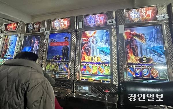 경기도내 곳곳에 불법 행위를 조장하는 성인오락실이 운영되고 있어 당국의 단속이 요구되고 있다. 사진은 7일 경기도내 한 성인오락실에서 시민이 오락을 즐기고 있는 모습. 2026.1.7 /최은성기자 ces7198@kyeongin.com