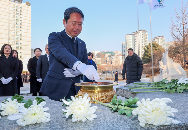 ▲ 김승원 더불어민주당 경기도당위원장이 7일 오전 수원현충탑에서 참배를 하고 있다. /전광현 기자 maggie@incheonilbo.com