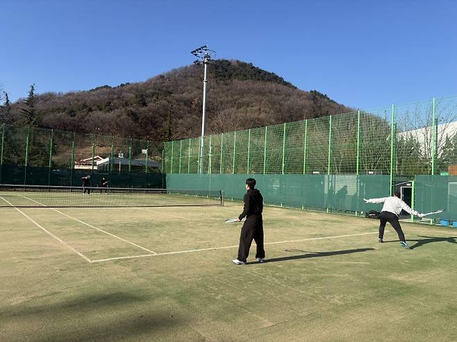 대전 동구 소프트테니스팀이 판암소프트테니스장에서 훈련을 진행하고 있다.(사진=심효준 기자)