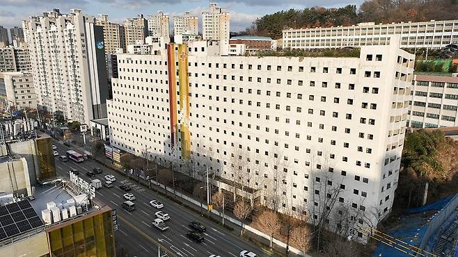 30년 넘게 공사가 중단된 채 방치돼 광주 도심의 대표 흉물로 꼽히는 남구 주월동의 서진병원 건물./조영권 기자