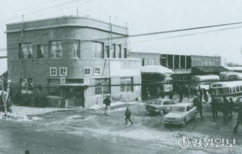 ◇강릉농협 앞 강원여객 본사 건물. 1921년 3월28일 창립 후 1964년 7월 15일 본사를 강릉으로 이전