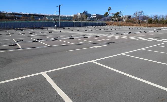 지난해 롯데가 10년 넘게 추진해온 KTX 울산역 복합환승센터 건립 사업을 수익성 악화와 상권 변화 등을 이유로 공식 철회한 가운데 6일 당시 조성된 주차장 시설이 완공은 되었지만 운영되지 않고 있다. KTX 울산역 인근 주차난에 해당 주차장에 대한 개방 요구가 이어지고 있다. 이수화 기자