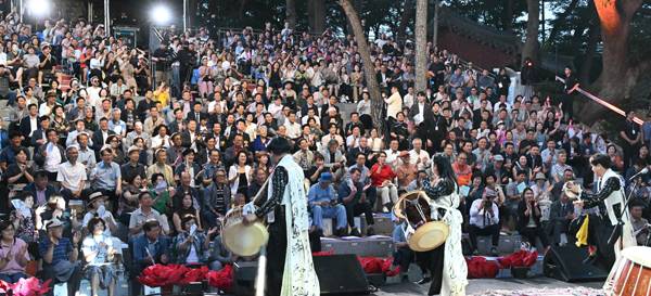 거창군이 2026년 '거창방문의 해'를 맞아 연간 관광객 1000만 명 달성을 목표로 삼았다. 사진은 2025 거창국제연극제 개막공연 '사맛디'의 타악공연. / 거창군