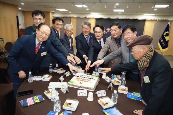 사천상공회의소가 2026 신년인사회와 사천상공대상 시상식을 열고 지역 상공인의 화합 속에 새해 경제 도약을 다짐했다. 사진은 사천상공회의소 신년 출하떡 절단 모습. / 사천상공회의소
