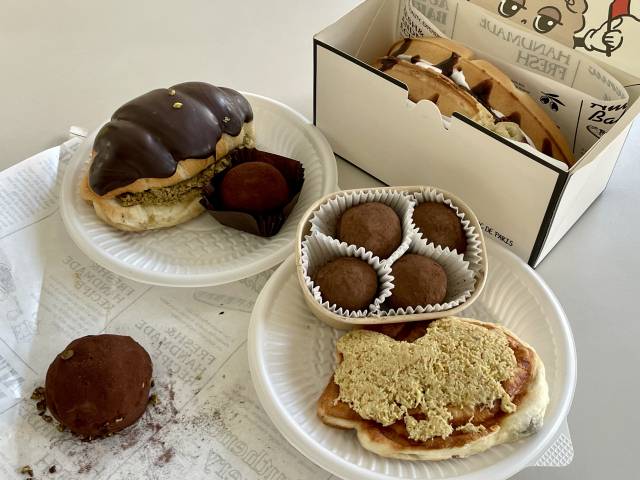 주말& 팀이 맛본 카페 세 곳의 두쫀쿠와 두바이 붕어빵·소금빵·와플 등 파생 디저트