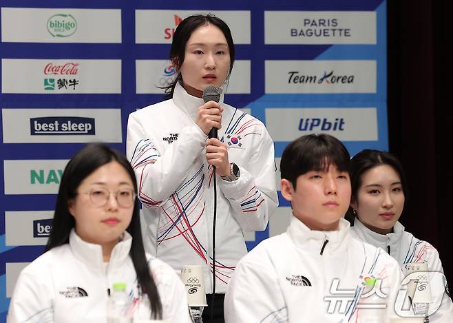쇼트트랙 최민정이 7일 충북 진천선수촌 챔피언하우스에서 열린 2026 밀라노코르티나동계올림픽대회 D-30 미디어데이에서 취재진의 질문에 답하고 있다. 2026.1.7/뉴스1 ⓒ News1 김성진 기자
