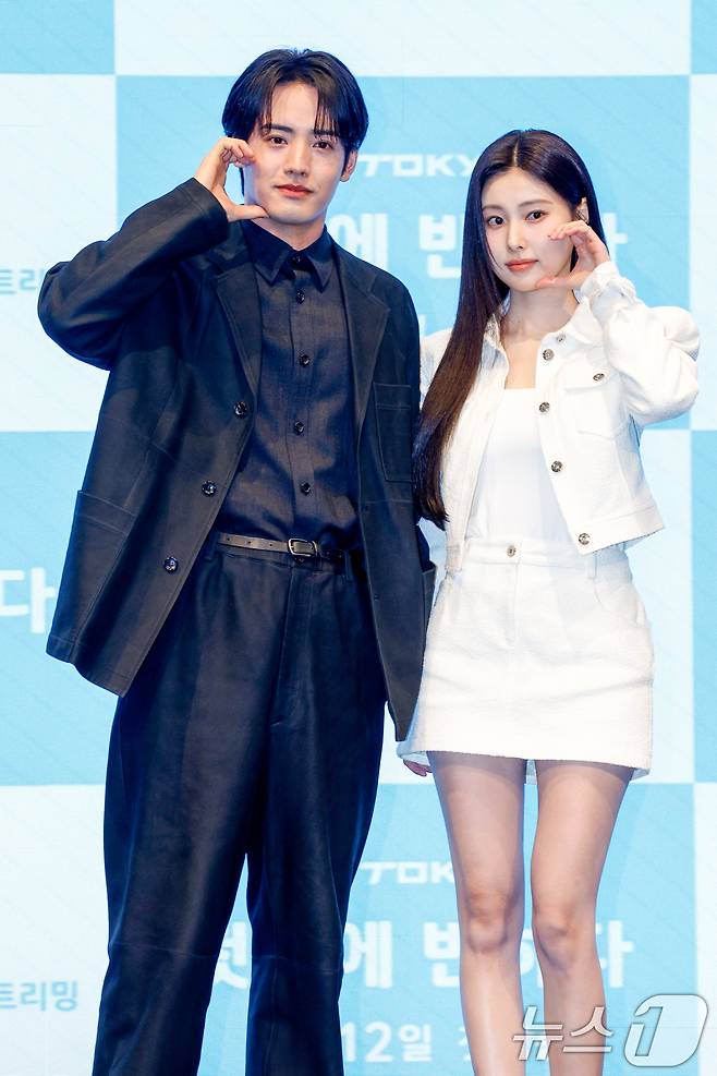 배우 아카소 에이지(赤楚衛二)와 강혜원이 7일 서울 구로구 더세인트에서 열린 일본 테레비 도쿄(TV TOKYO) 드라마 '첫입에 반하다'(김밥과 오니기리, 사랑하는 두 사람은 닮았지만 다르다) 제작발표회에 참석해 포즈를 취하고 있다. 2026.1.7/뉴스1 ⓒ News1 안은나 기자